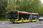 MAN Hybridbus 72 der AAGL, auf der Linie 80, fährt am 26.04.2023 zur Endstation am Aeschenplatz.