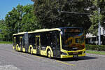 MAN Lions City Hybridbus 75 der AAGL, auf der Linie 80, fährt am 11.07.2023 zur Haltestelle beim Hammermann am Aeschenplatz.
