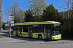Solaris Elektrobus 35 der AAGL, auf der Linie 83, fährt am 18.03.2026 zur Haltestelle beim Bahnhof Kaiseraugst.