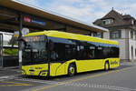 Solaris Elektrobus 38 der AAGl, auf der Linie 83, bedient am 19.04.2026 die Haltestelle beim Bahnhof Kaiseraugst.
