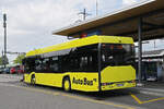 Solaris Elektrobus 38 der AAGL, auf der Linie 83, bedient am 19.04.2026 die Haltestelle beim Bahnhof Kaiseraugst.