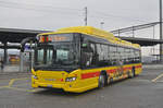 Scania Erdgasbus der BLT mit der Betriebsnummer 28 wartet an der Endstation der Linie 60 beim Bahnhof Muttenz.