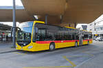 Mercedes Citaro 92 der BLT, auf der Linie 64, wartet am 13.10.2025 beim Bahnhof Dornach.