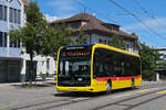 Mercedes eCitaro 1034 der BLT, auf der Linie 58, f�hrt am 06.07.2026 durch die Hauptstrasse in Reinach zur Haltestelle Reinach Dorf.