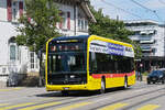 Mercedes eCitaro 1013 der BLT, auf der Linie 58, f�hrt am 06.07.2026 durch die Hauptstrasse Richtung Haltestelle Reinach Dorf.