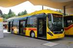 Neuer Hybrid Bus von Volvo mit der Betriebsnummer 29 auf der Linie 63 beim Bahnhof in Dornach.