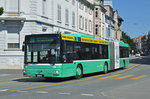 MAN Bus 754, auf der Linie 38, fährt zur Haltestelle am Wettsteinplatz.