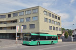MAN Bus 827, auf der Linie 34, bedient die Haltestelle am Kronenplatz in Binningen. Die Aufnahme stammt vom 12.07.2015.