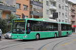 Mercedes Citaro 706, auf der Linie 34, fährt zur Haltestelle beim Kronenplatz in Binningen.