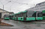 Insgesamt fünf MAN Gelekbusse sind auf dem Hof des Depots Dreispitz abgestellt.