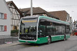Mercedes eCitaro 8115, auf der Linie 33, wartet am 17.01.2023 an der Haltestelle Allschwil Dorf.