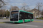 Mercedes eCitaro 8117, auf der Linie 33, fährt am 18.03.2023 zur Haltestelle Wielandplatz.