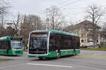 Mercedes eCitaro 8113, auf der Linie 33, fährt am 18.03.2023 zur Haltestelle Wielandplatz.