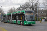 HESS Doppelgelenkbus 9101, auf der Linie 50 fährt am 18.03.2023 Richtung Endstation am Bahnhof SBB.