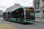 Mercedes eCitaro 7115, auf der Linie 30, fährt am 22.04.2024 zur Endstation am Bahnhof SBB.