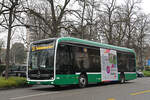 Mercedes eCitaro 8107, auf der Linie 33,  verlässt am 01.12.2025 die Haltestelle Schützenhaus. Aufnahme Basel.
