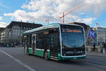 Mercedes eCitaro 8106, verlässt die Linie 33 und überquert am 03.11.2025 die Mittlere Rheinbrücke und fährt anschiessend ins Klybeck Areal zum Laden. Aufnahme Basel.