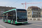 Mercedes eCitaro 8105, auf der wegen der Grossbaustelle am Marktplatz umgeleiteten Linie 33, �berquert am 13.07.2026 die Mittlere Rheinbr�cke Richtung Haltestelle Rheingasse.