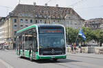 Mercedes eCitaro 8107, auf der wegen der Grossbaustelle am Marktplatz umgeleiteten Linie 33, �berquert am 13.07.2026 die Mittlere Rheinbr�cke Richtung Haltestelle Rheingasse. Aufnahme Basel.