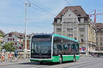 Mercedes eCitaro 8105, auf der wegen der Grossbaustelle am Marktplatz umgeleiteten Linie 33, �berquert am 13.07.2026 die Mittlere Rheinbr�cke Richtung Haltestelle Schiffl�nde. Aufnahme Basel.