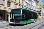 Mercedes eCitaro 8114, auf der wegen der Grossbaustelle am Marktplatz umgeleiteten Linie 33, bedient am 19.08.2026 die Haltestelle Rheingasse.