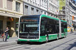 Mercedes eCitaro 7113, auf der wegen der Grossbaustelle am Marktplatz umgeleiteten Linie 36, bedient am 19.08.2026 die Haltestelle Rheingasse. Aufnahme Basel.