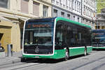 Mercedes eCitaro 8115, auf der wegen der Grossbaustelle am Marktplatz umgeleiteten Linie 33, bedient am 19.08.2026 die Haltestelle Rheingasse. Aufnahme Basel.