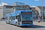 Mercedes eCitaro 7122 mit der Werbung f�r den VW Polo, auf der Linie 30, �berquert am 14.09.2026 die Johanniterbr�cke. Aufnahme Basel.