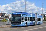 Mercedes eCitaro 7122 mit der Werbung f�r den VW Polo, auf der Linie 30, �berquert am 14.09.2026 die Johanniterbr�cke.