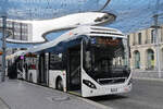 Volvo Hybridbus 56, auf der Linie 3, wartet am 06.10.2025 an der Haltestelle beim Bahnhof Aarau.