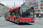 Volvo Bus 824, auf der Linie 10, fährt zur Haltestelle beim Bahnhof Bern.