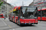 Volvo Bus 825, auf der Linie 10, fährt zur Haltestelle beim Bahnhof Bern.