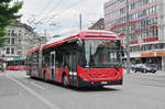 Volvo Hybrid Bus 874, auf der Linie 17, fährt zur Haltestelle beim Bahnhof Bern.