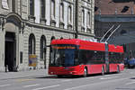 Hess Trolleybus 21, auf der Linie 12, fährt beim Bubenbergplatz vorbei.