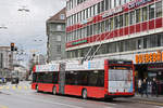 Hess Trolleybus 24, auf der Linie 12, fährt über den Bubenbergplatz.