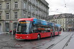 Hess Elektrobus 204, auf der Linie 17, fährt zur Haltestelle beim Bahnhof Bern.