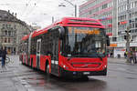 Volvo Hybrid Bus 871, auf der Linie 10, fährt zur Haltestelle beim Bahnhof Bern.