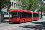Volvo Hybrid Bus 886, auf der Linie 19, fährt durch die Bundesgasse. Die Aufnahme stammt vom 24.06.2020.
