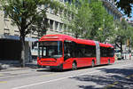Volvo Hybrid Bus 876, auf der Linie 10, fährt durch die Bundesgasse. Die Aufnahme stammt vom 24.06.2020.