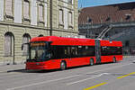 Hess Trolleybus 32, auf der Linie 12, fährt über den Bubenbergplatz. Die Aufnahme stammt vom 21.08.2021.
