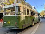 Heckansicht des FBW Unterflurbusses 157 von Bernmobil Historique am 24.10.21 in der Schwanengasse in Bern.