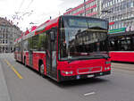 Volvo Bus 830, auf der Linie 10, fährt zur Haltestelle beim Bahnhof Bern.