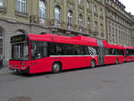 Volvo Bus 823, auf der Linie 19, bedient die Haltestelle beim Bundesplatz.