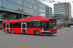 Volvo Bus 126, auf der Linie 21, verlässt die Haltestelle beim Bahnhof Bern.