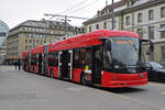 Hess Trolleybus 46, auf der Linie 20, wartet an der Haltestelle beim Bahnhof Bern. Die Aufnahme stammt vom 30.11.2021.