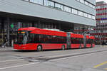 Hess Trolleybus 54, auf der Linie 20, fährt zur Haltestelle Schanzenstrasse.