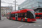 Hess Trolleybus 50, auf der Linie 20, verlässt die Haltestelle beim Bahnhof Bern. Die Aufnahme stammt vom 30.11.2021.