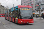 Hess Elektrobus 203, auf der Linie 17, fährt zur Haltestelle beim Bahnhof Bern. Die Aufnahme stammt vom 30.11.2021.