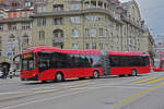 Volvo Hybridbus 880, auf der Linie 10, fährt durch die Monbijoustrasse. Die Aufnahme stammt vom 30.11.2021.