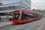 Hess Trolleybus 44, auf der Linie 20, fährt bei der Haltestelle Schanzenstrasse ein. Die Aufnahme stammt vom 30.11.2022.